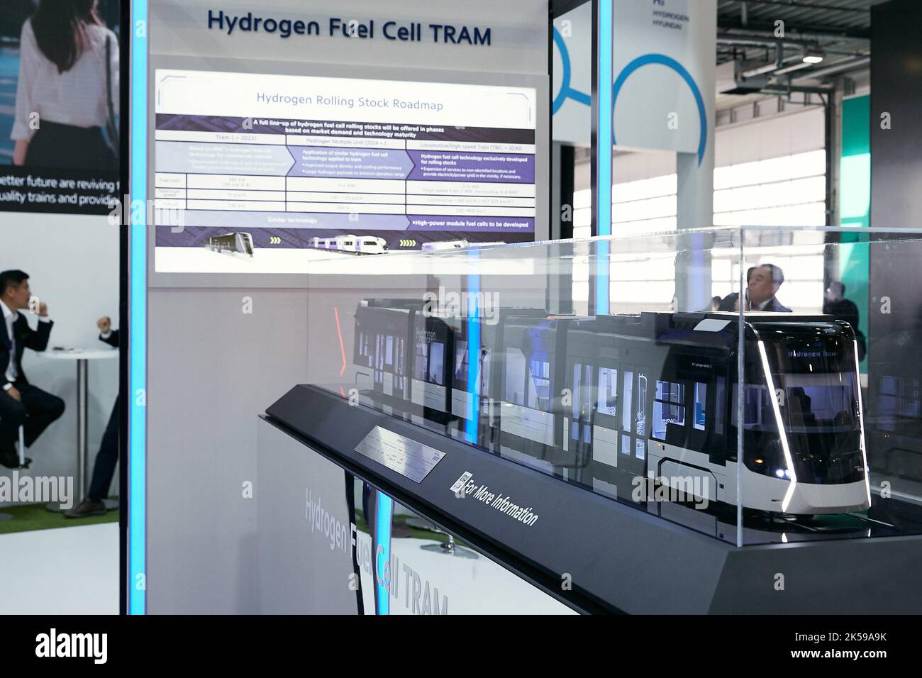 22.09.2022, Allemagne, Berlin, Berlin - au stand de la société sud-coréenne Hyundai Rotem, le modèle d'un tramway à hydrogène est presente Banque D'Images