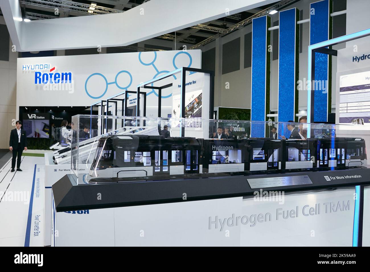 22.09.2022, Allemagne, Berlin, Berlin - le stand de la société sud-coréenne Hyundai Rotem à Innotrans 2022, avec un modèle d'une rue à hydrogène Banque D'Images