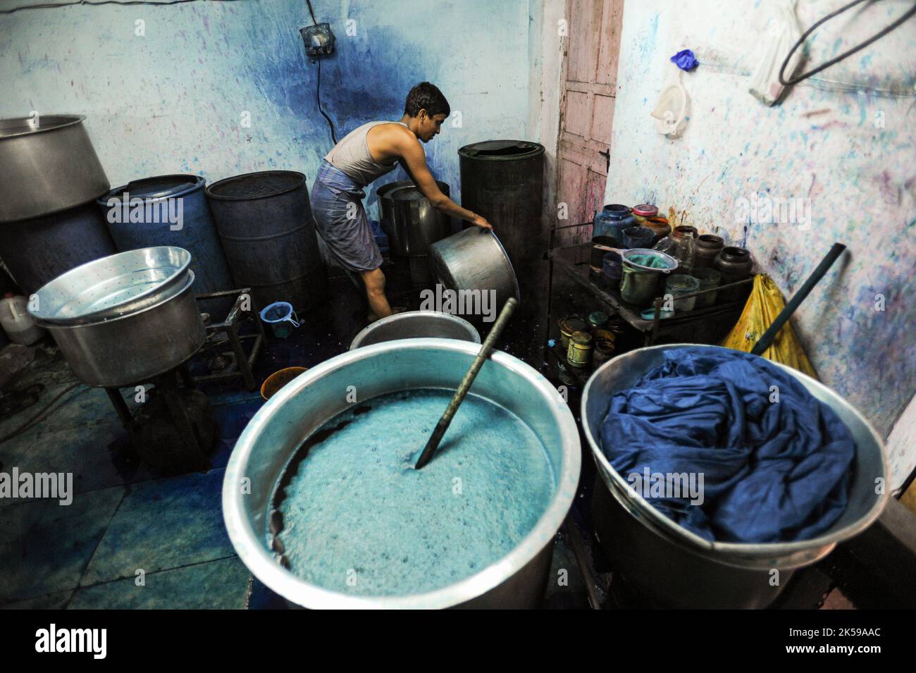 07.12.2011, Inde, Maharashtra, Mumbai - Un ouvrier teint le tissu dans une cuve métallique dans un atelier de Mumbai dans le bidonville de Dharavi. Le quartier de Dharavi est situé i Banque D'Images