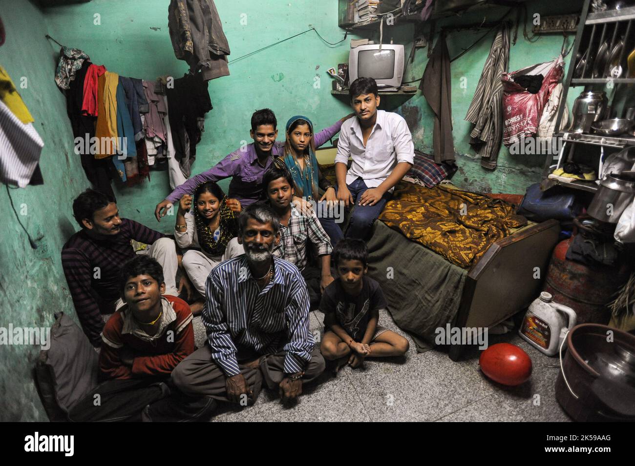 07.12.2011, Inde, Maharashtra, Mumbai - les membres d'une famille posent pour une photo dans leur modeste et étroit logement dans le bidonville de Dharavi à Mumbai. Situé i Banque D'Images