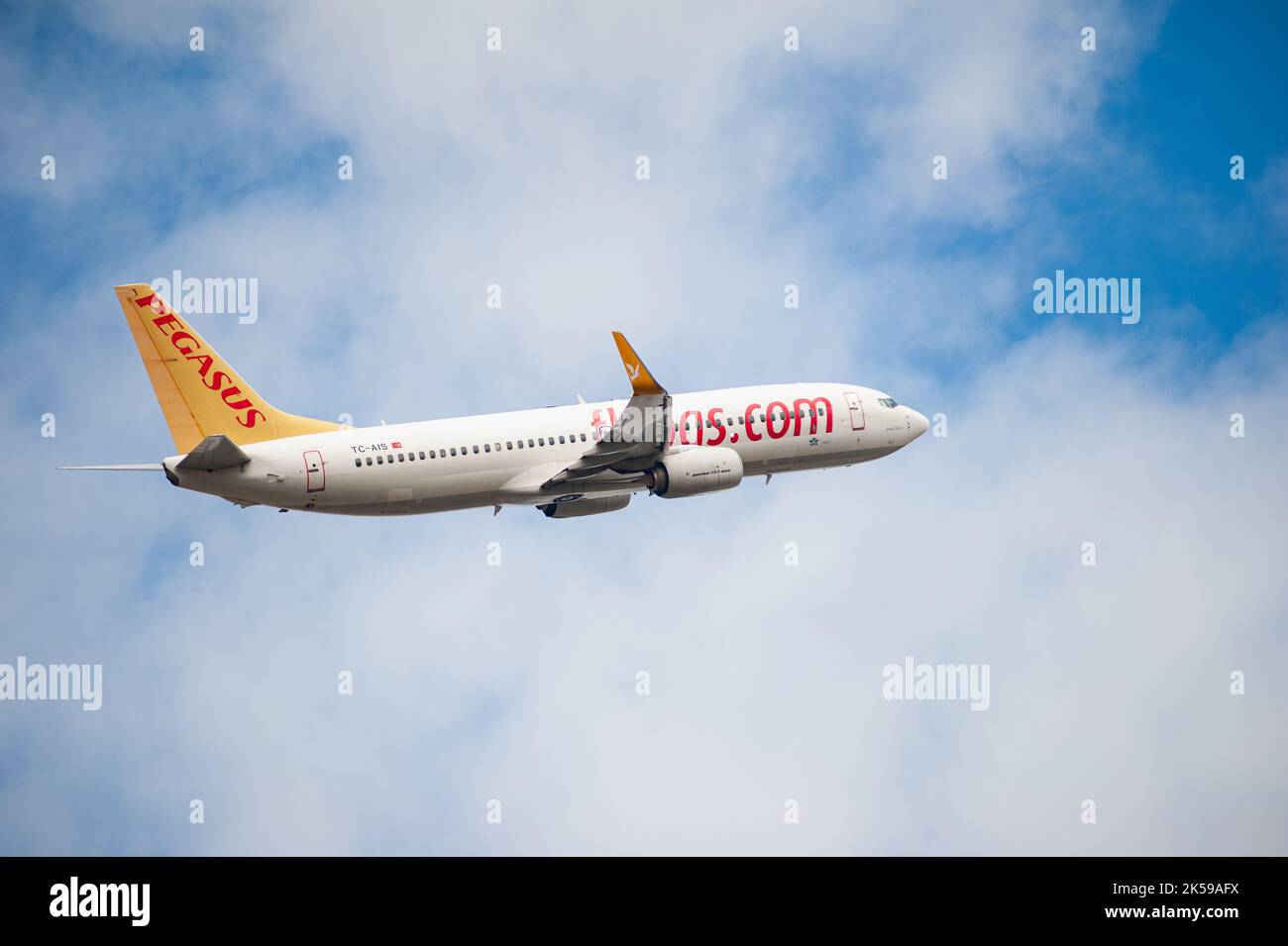 30.08.2022, Allemagne, Berlin - Un avion passager Pegasus Airlines de type Boeing 737-800 avec enregistrement TC-AIS décollage de Berlin Brandenburg Banque D'Images