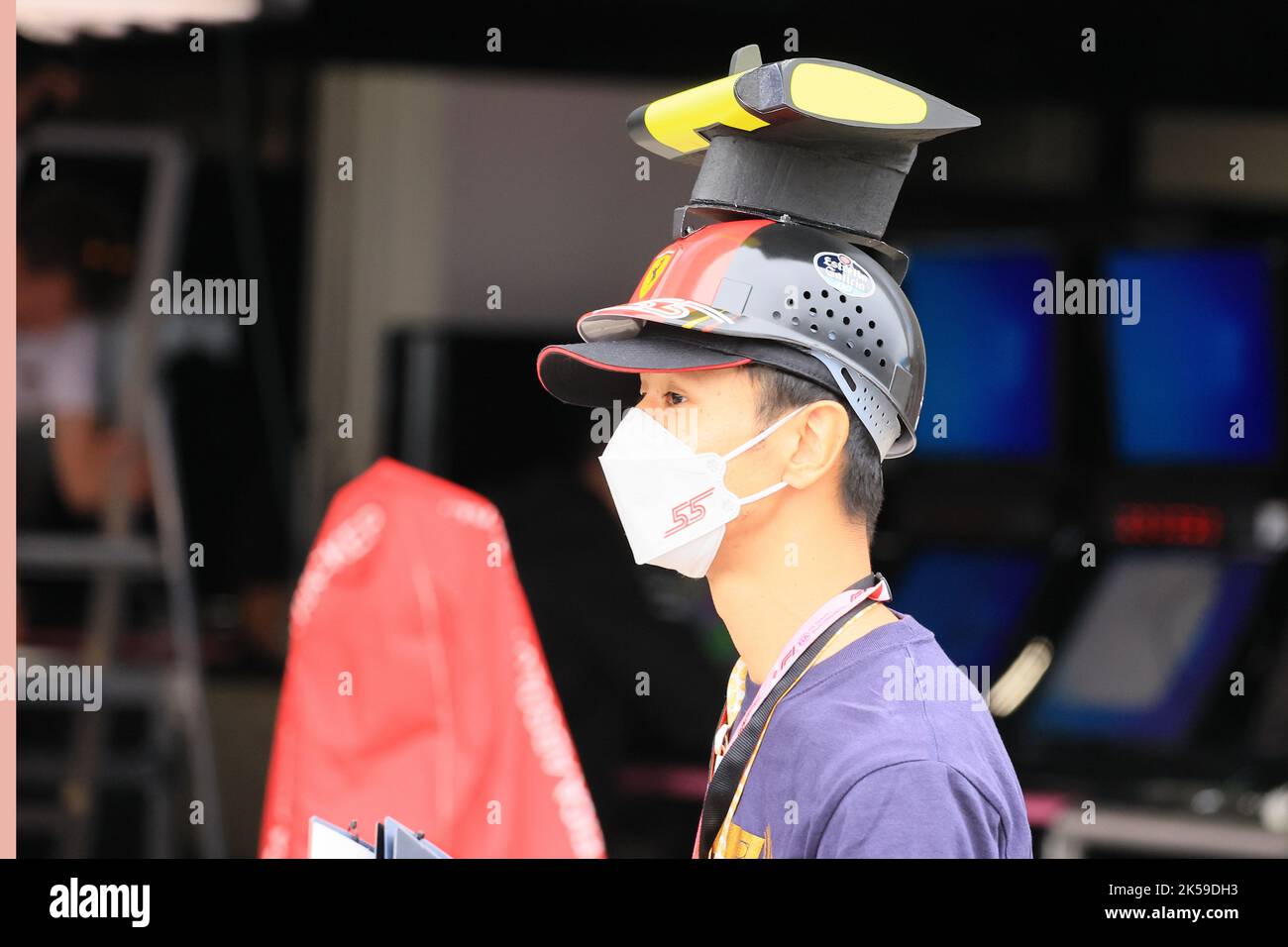 Circuit de Suzuka, Suzuka, Japon, 6 octobre 2022; Grand Prix de Formule 1 de la FIA japonaise: Arrivée: Fan du circuit avec un chapeau de caméra Ferrari Banque D'Images