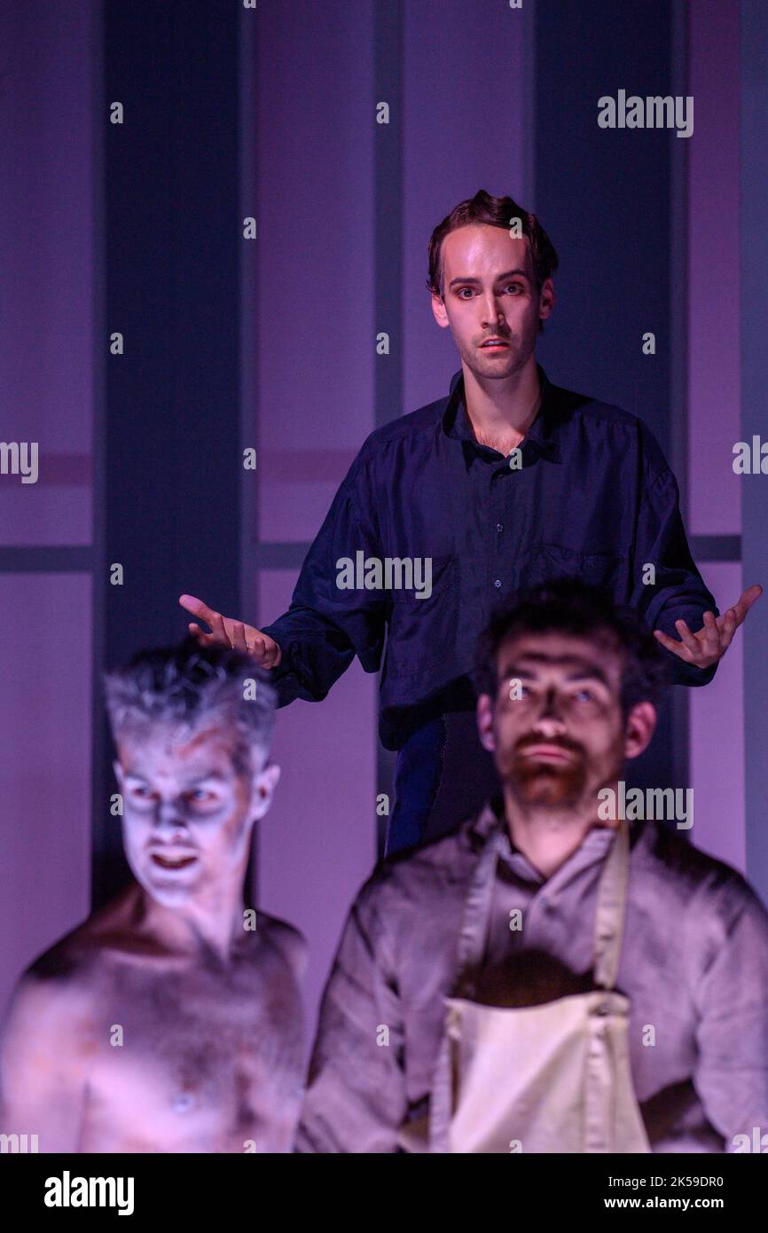 Magdebourg, Allemagne. 06th octobre 2022. Philipp Kronenberg (l-r) comme ouvrier, Lorenz Krieger comme fils de miliciens et Robert Lang-Vogel comme ouvrier répétition d'une scène de la pièce 'Gas' dans le Schauspielhaus du Théâtre Magdeburg. La pièce a été écrite par Georg Kaiser (1878-1945) de Magdeburg. La première performance a eu lieu en 1918. Il traite de l'âge industriel encore jeune et de la dépendance sur le gaz de matière première qui progresse, les marchés financiers et les armées ont besoin et qui n'est plus disponible à cause d'une explosion d'usine. Credit: Klaus-Dietmar Gabbert/dpa/Alay Live News Banque D'Images