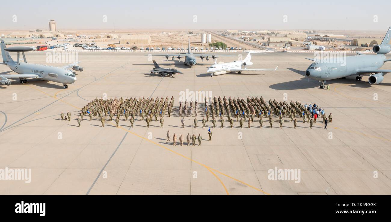 Le personnel affecté à la 378th Air Expeditionary Wing et à la Royal Saudi Air Force, pose pour une photo de groupe le 27 septembre 2022, à la base aérienne du Prince Sultan, Royaume d'Arabie Saoudite. La mission de l'AEW de 378th est de défendre les forces conjointes de la base aérienne du Prince Sultan tout en projetant la puissance aérienne de combat à l'appui des plans et des opérations du théâtre. (É.-U. Photo de la Force aérienne par le sergent d'état-major. Shannon Bowman) Banque D'Images