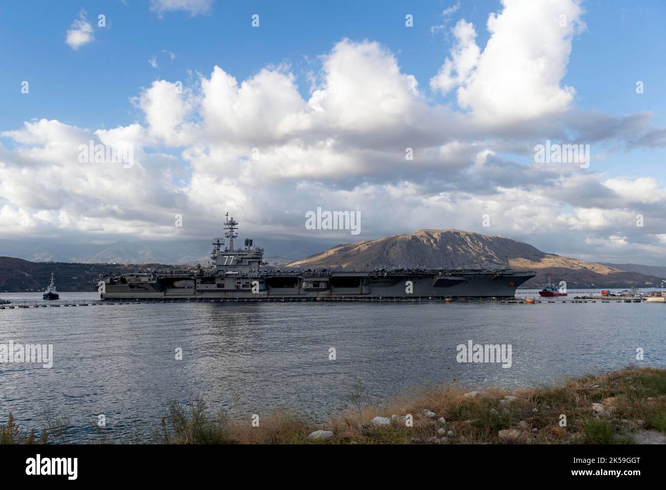 ACTIVITÉ DE SOUTIEN NAVAL SOUDA BAY, Grèce (oct 06, 2022) le porte-avions de la classe Nimitz USS George H.W. Bush (CVN 77), avec le personnel embarqué du Carrier Strike Group 10, arrive à Souda Bay, en Crète, pour une visite portuaire prévue, le 6 octobre 2022. Le George H.W. Bush Carrier Strike Group est en cours de déploiement prévu dans la zone d'opérations de la Naval Forces Europe des États-Unis, employée par la U.S. Sixth Fleet, pour défendre les intérêts américains, alliés et partenaires. NSA Souda Bay est une installation opérationnelle à terre qui permet et soutient les forces américaines, alliées, de coalition et partenaires de préserver la sécurité Banque D'Images