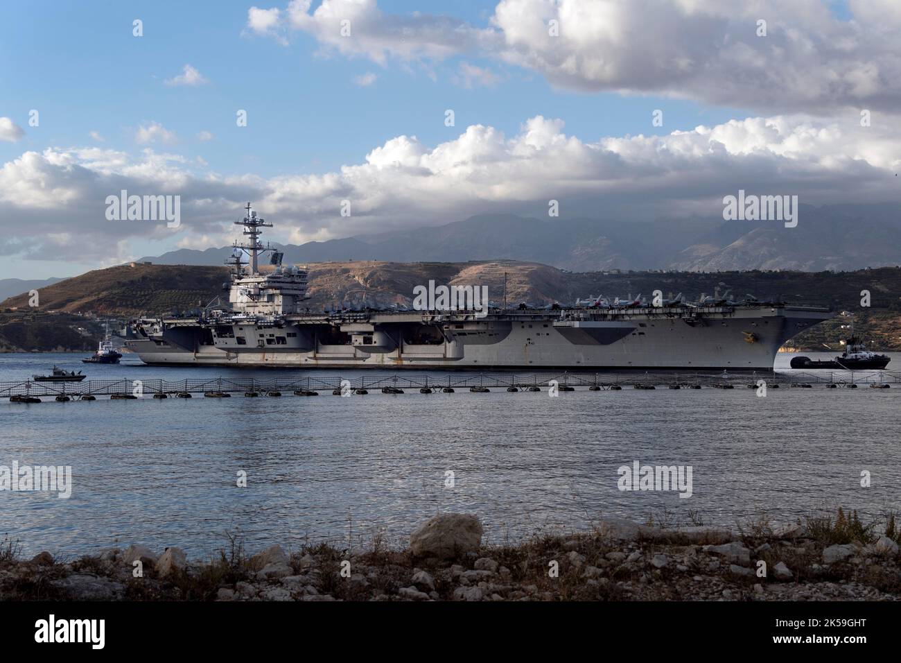 ACTIVITÉ DE SOUTIEN NAVAL SOUDA BAY, Grèce (oct 06, 2022) le porte-avions de la classe Nimitz USS George H.W. Bush (CVN 77), avec le personnel embarqué du Carrier Strike Group 10, arrive à Souda Bay, en Crète, pour une visite portuaire prévue, le 6 octobre 2022. Le George H.W. Bush Carrier Strike Group est en cours de déploiement prévu dans la zone d'opérations de la Naval Forces Europe des États-Unis, employée par la U.S. Sixth Fleet, pour défendre les intérêts américains, alliés et partenaires. NSA Souda Bay est une installation opérationnelle à terre qui permet et soutient les forces américaines, alliées, de coalition et partenaires de préserver la sécurité Banque D'Images