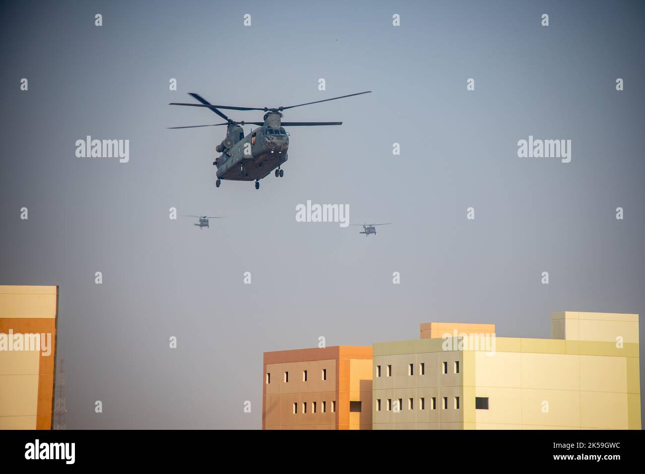 United Arab Emirates Presidential Guard CH-47 Chinook se prépare à atterrir pendant l'exercice Intrepid Maven 22,4 aux Émirats arabes Unis, le 25 septembre 2022. Intrepid Maven 22,4 est une série d'engagement du Commandement central des Forces maritimes des États-Unis conçue pour des engagements d'entraînement bilatéraux et multilatéraux avec les nations partenaires et les forces du corps des Marines. (É.-U. Photo du corps marin par Sgt. Jacob Yost) Banque D'Images
