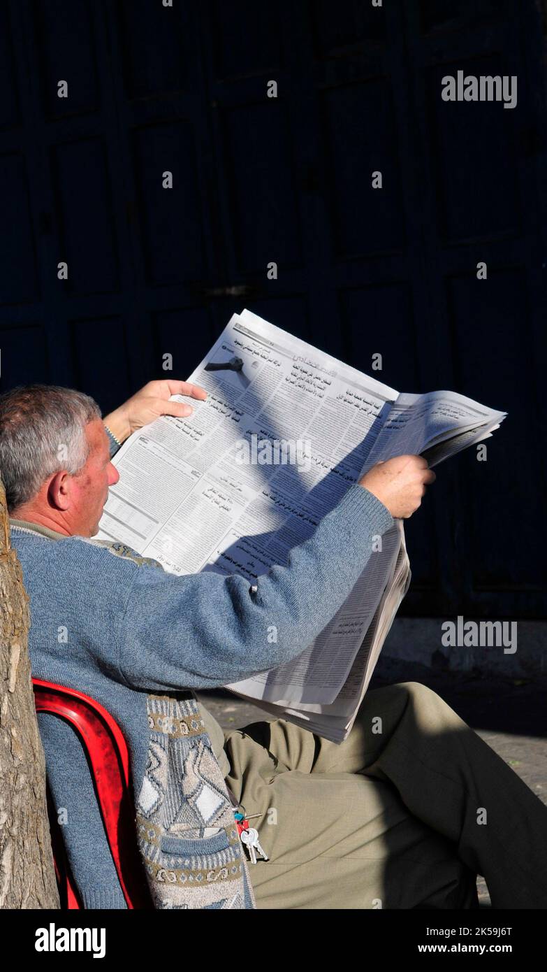 Un palestinien qui lit le rapport sur les travaux de carottage à Jérusalem-est. Banque D'Images
