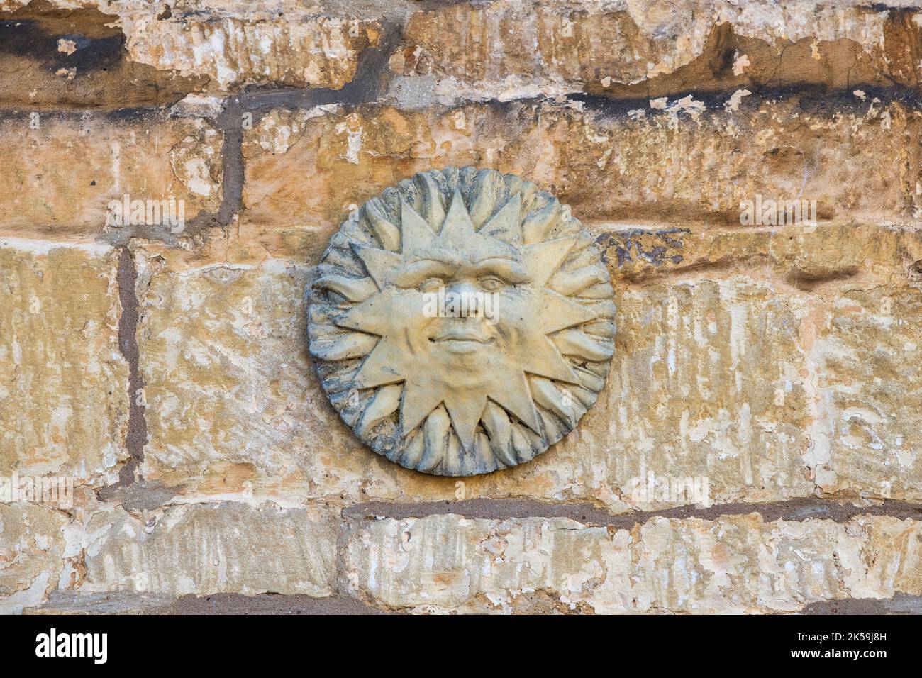 Soleil de pierre sur un mur de maison en pierre de cotswold. Cotswolds, Angleterre Banque D'Images