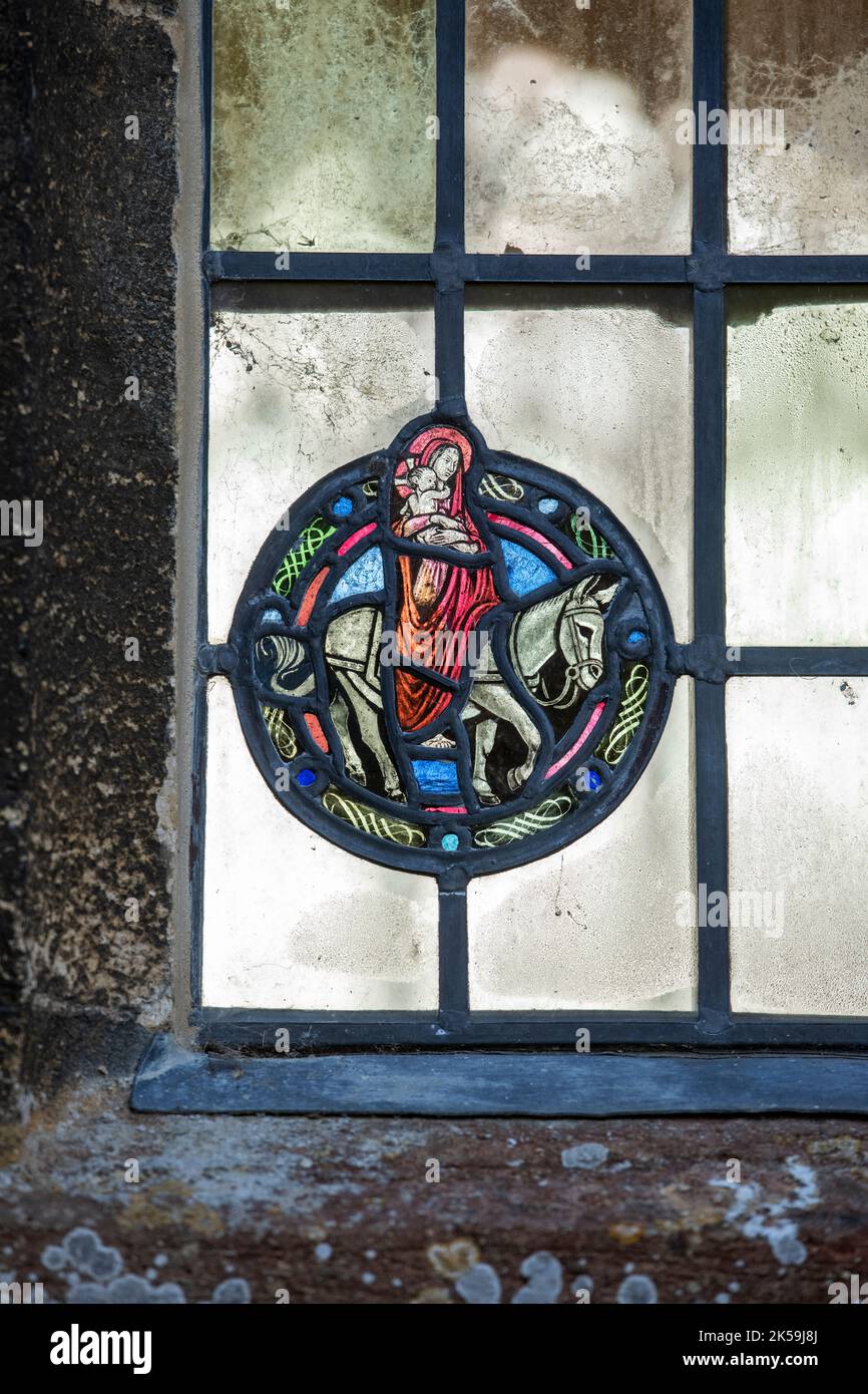 Petite fenêtre ronde en vitraux dans l'église St Peter & St Paul, Blockley, Gloucestershire, Cotswolds, Angleterre Banque D'Images