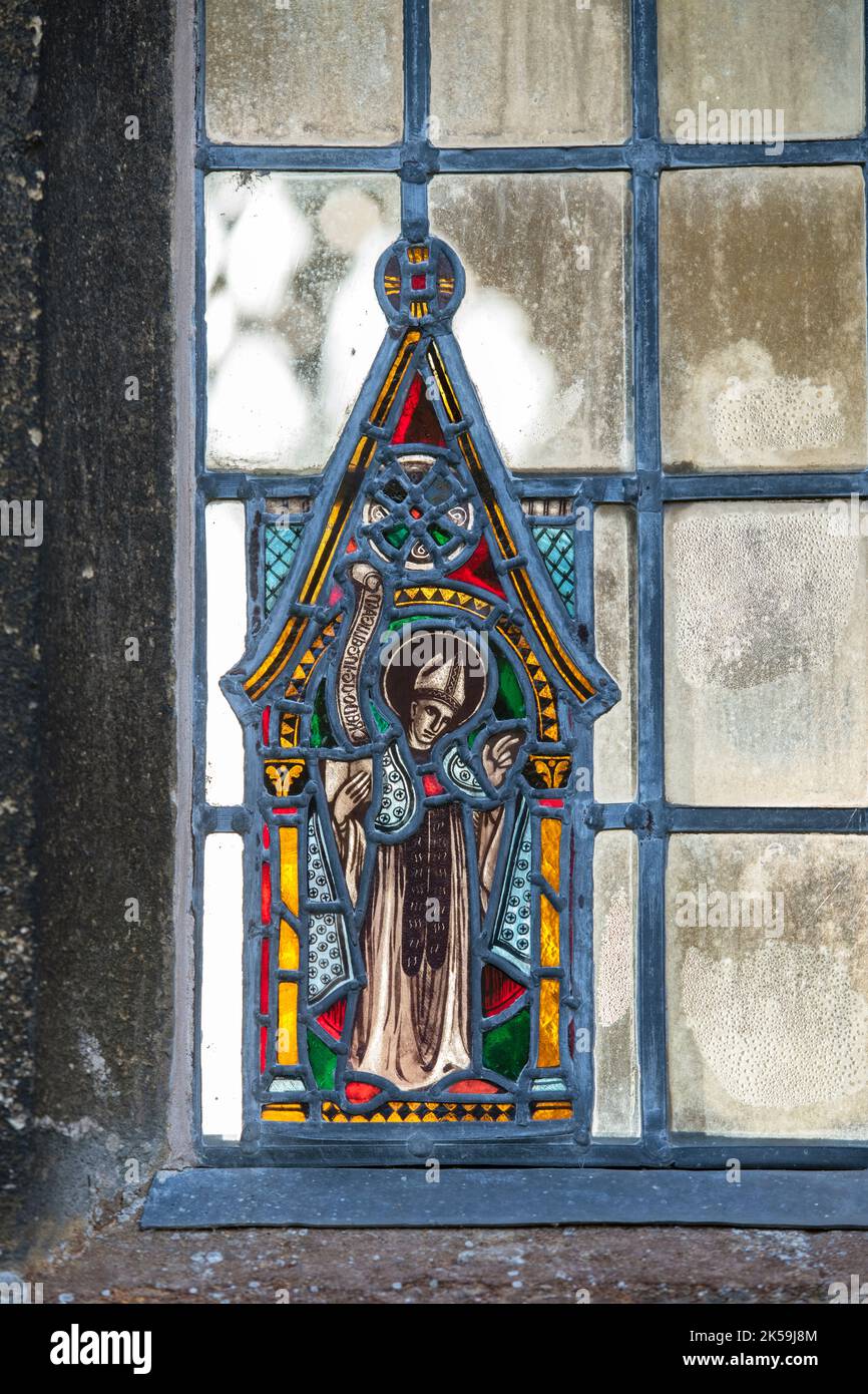 Petite fenêtre en vitraux dans l'église St Peter & St Paul, Blockley, Gloucestershire, Cotswolds, Angleterre Banque D'Images