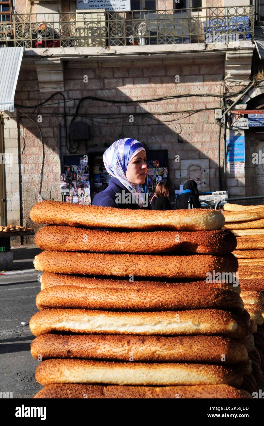 Pain de bagel palestinien vendu par des vendeurs dans la rue Sultan Suleiman à Jérusalem-est. Banque D'Images