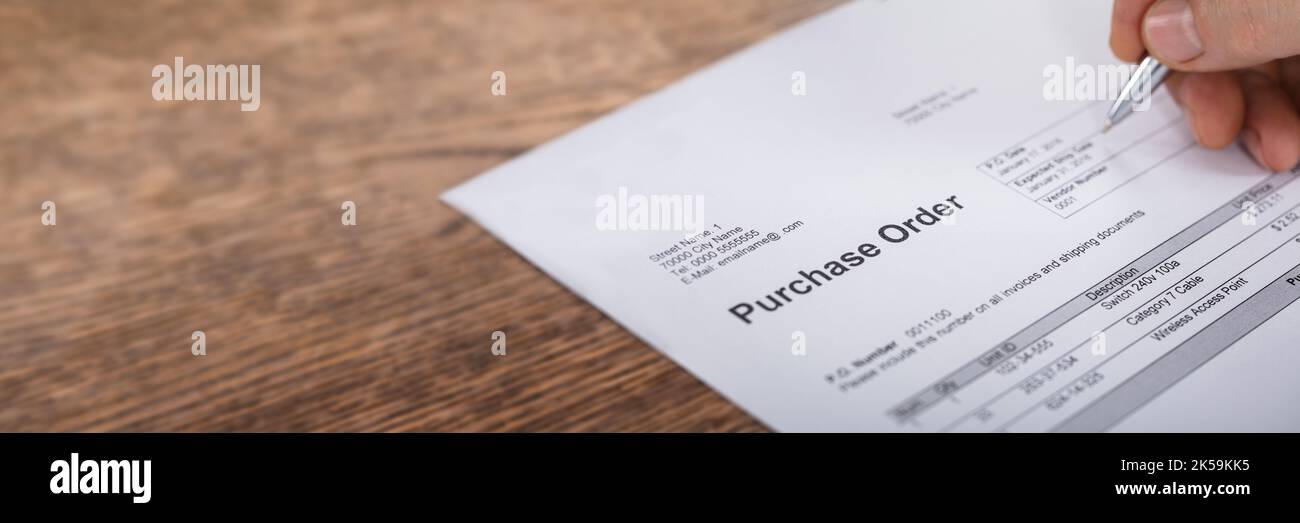 Personne remplissant le formulaire d'achat. Facture de fabrication ou pièce Banque D'Images