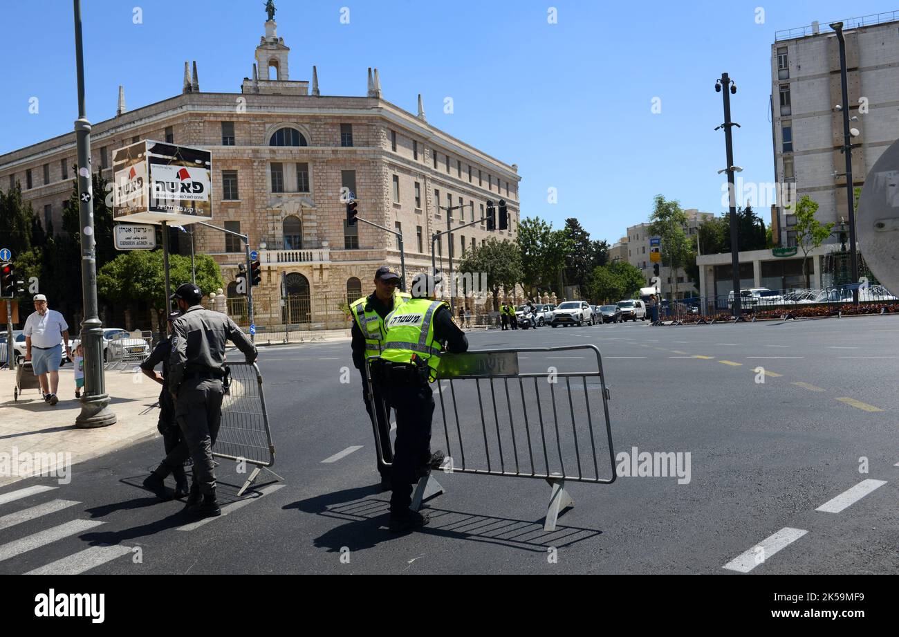 La police israélienne bloque les routes lors de la visite du président Biden à Jérusalem à la mi-juillet 2022. Banque D'Images