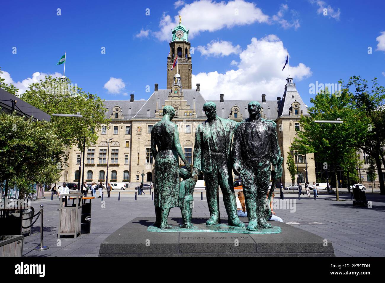 ROTTERDAM, PAYS-BAS - 9 JUIN 2022 : Mémorial des 1940-1945 morts devant l'hôtel de ville de Rotterdam, pays-Bas Banque D'Images