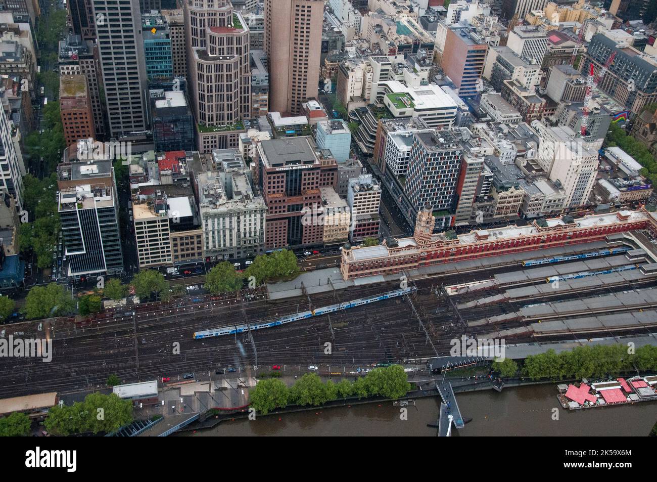 Vue sur la ville de Melbourne depuis la Tour Eureka, Southbank, avec les gares de Flinders Street visibles en premier plan Banque D'Images