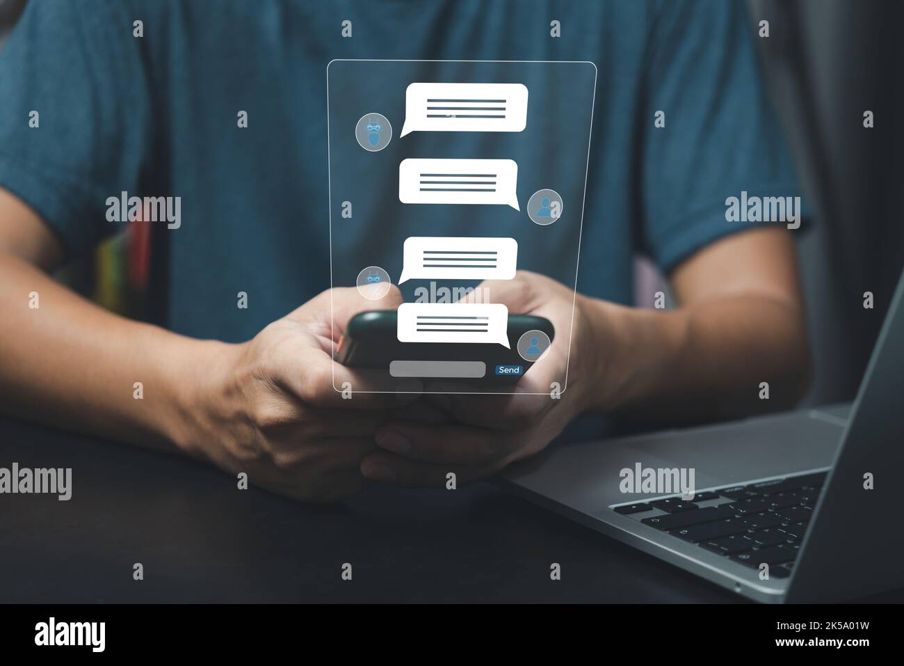 Ai Chatbot service client numérique intelligent.intelligence artificielle et automatisation de service concept de technologie.man discutant avec chatbot via appl Banque D'Images