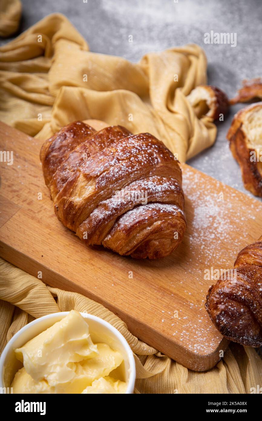 CROISSANTS AU BEURRE : 24 couches de pâte au beurre et à la farine cuite à la perfection. Banque D'Images