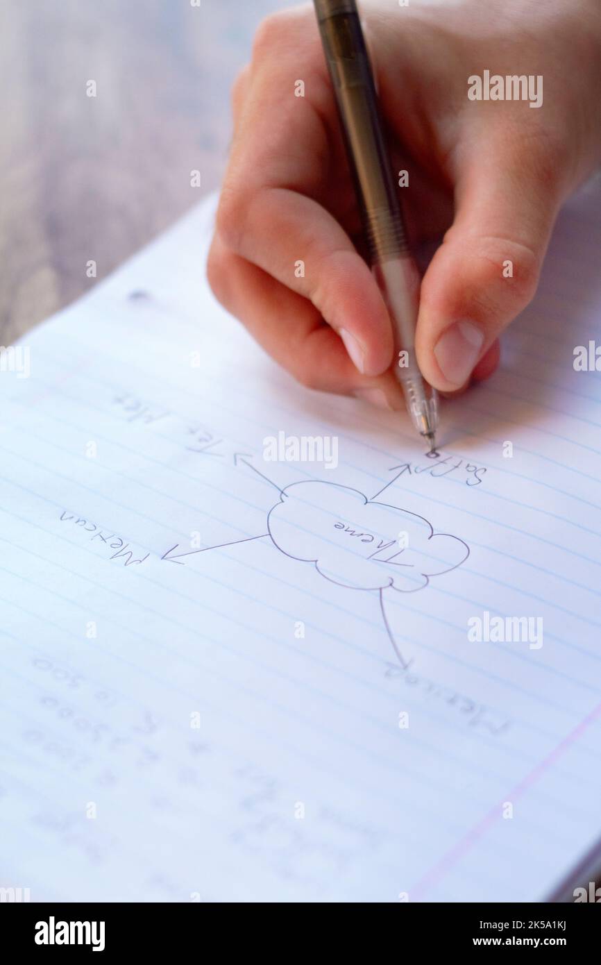 Un homme d'affaires qui écrit sur un bloc-notes. Banque D'Images