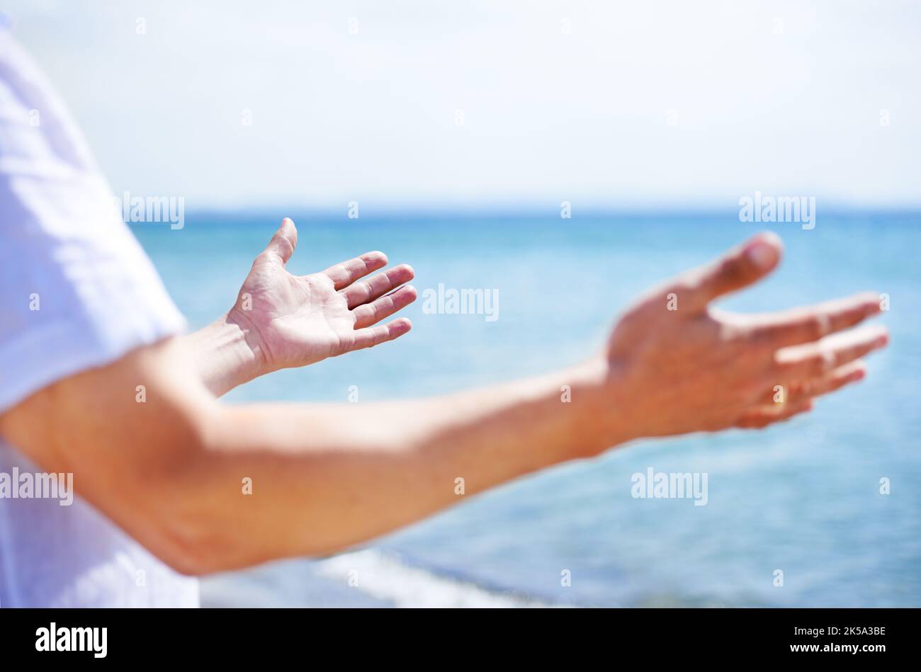 Être réceptif à la nature. Image rognée d'une personne mains sur un plan d'eau. Banque D'Images