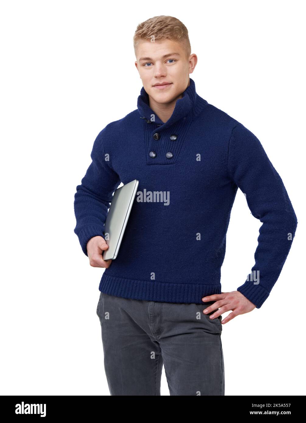 Il emmène son ordinateur portable partout où il va. Portrait d'un beau jeune homme debout avec sa main sur la hanche et son ordinateur portable sous son bras. Banque D'Images