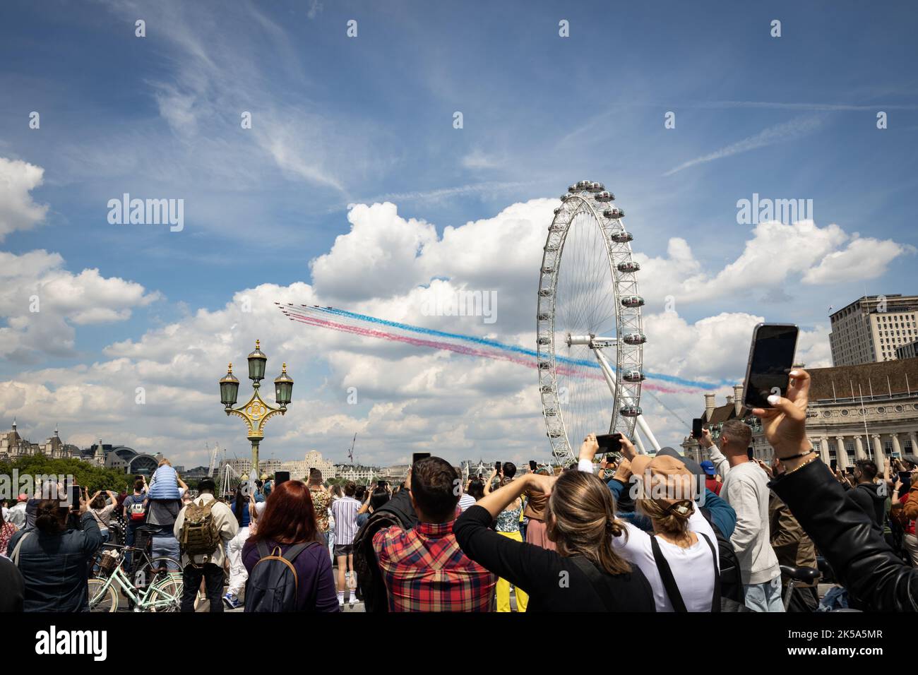 Les gens qui regardent le survol de la RAF à la reine Elizabeth Platinum jubilé, Londo, Royaume-Uni Banque D'Images