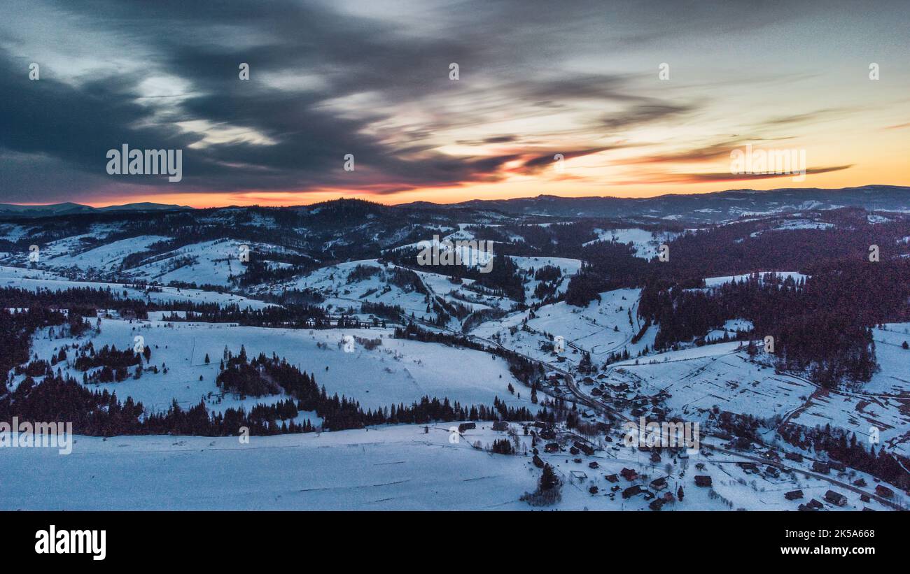 coucher de soleil dans les montagnes en hiver. Paysage - Village - coucher de soleil Banque D'Images