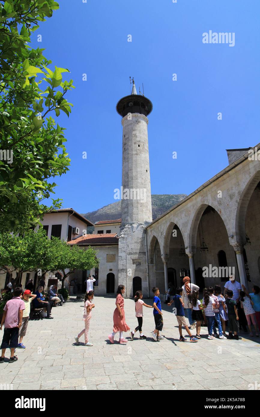 La mosquée Hababi Neccar a été construite au sommet d'un temple païen pendant la période ottomane. Vue depuis le jardin de la mosquée. Antakya, Hatay, Turquie. Banque D'Images