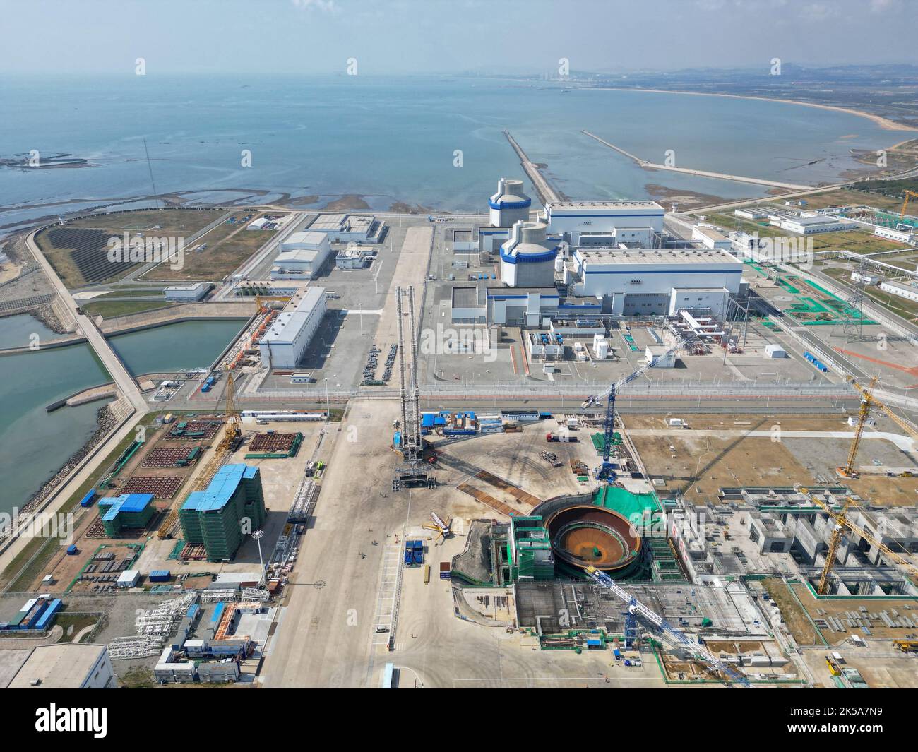 YANTAI, CHINE - 7 OCTOBRE 2022 - une photo aérienne montre la construction de l'unité 3 de la centrale nucléaire de Haiyang à Yantai, dans la province de Shandong, en Chine, Banque D'Images