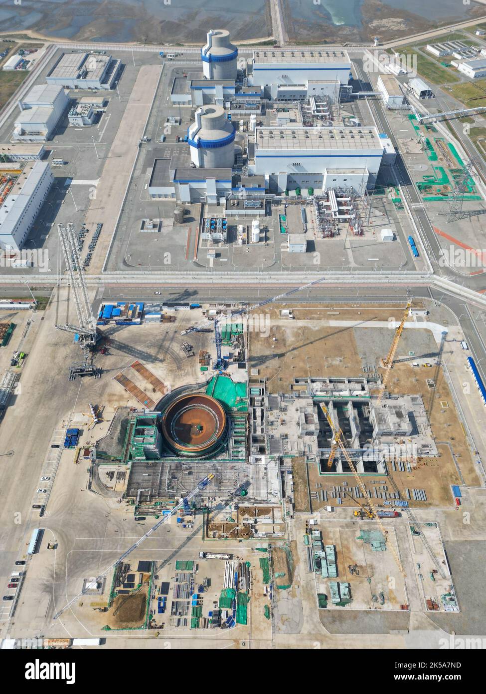 YANTAI, CHINE - 7 OCTOBRE 2022 - une photo aérienne montre la construction de l'unité 3 de la centrale nucléaire de Haiyang à Yantai, dans la province de Shandong, en Chine, Banque D'Images