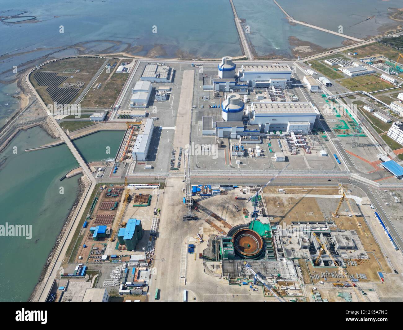 YANTAI, CHINE - 7 OCTOBRE 2022 - une photo aérienne montre la construction de l'unité 3 de la centrale nucléaire de Haiyang à Yantai, dans la province de Shandong, en Chine, Banque D'Images