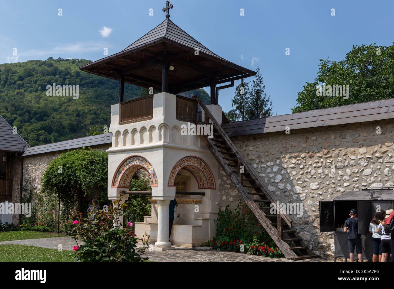 Vue depuis le monastère de Polovragi, Gorj, Roumanie. Le monastère est un ancien monument architectural du comté de Gorj. Banque D'Images