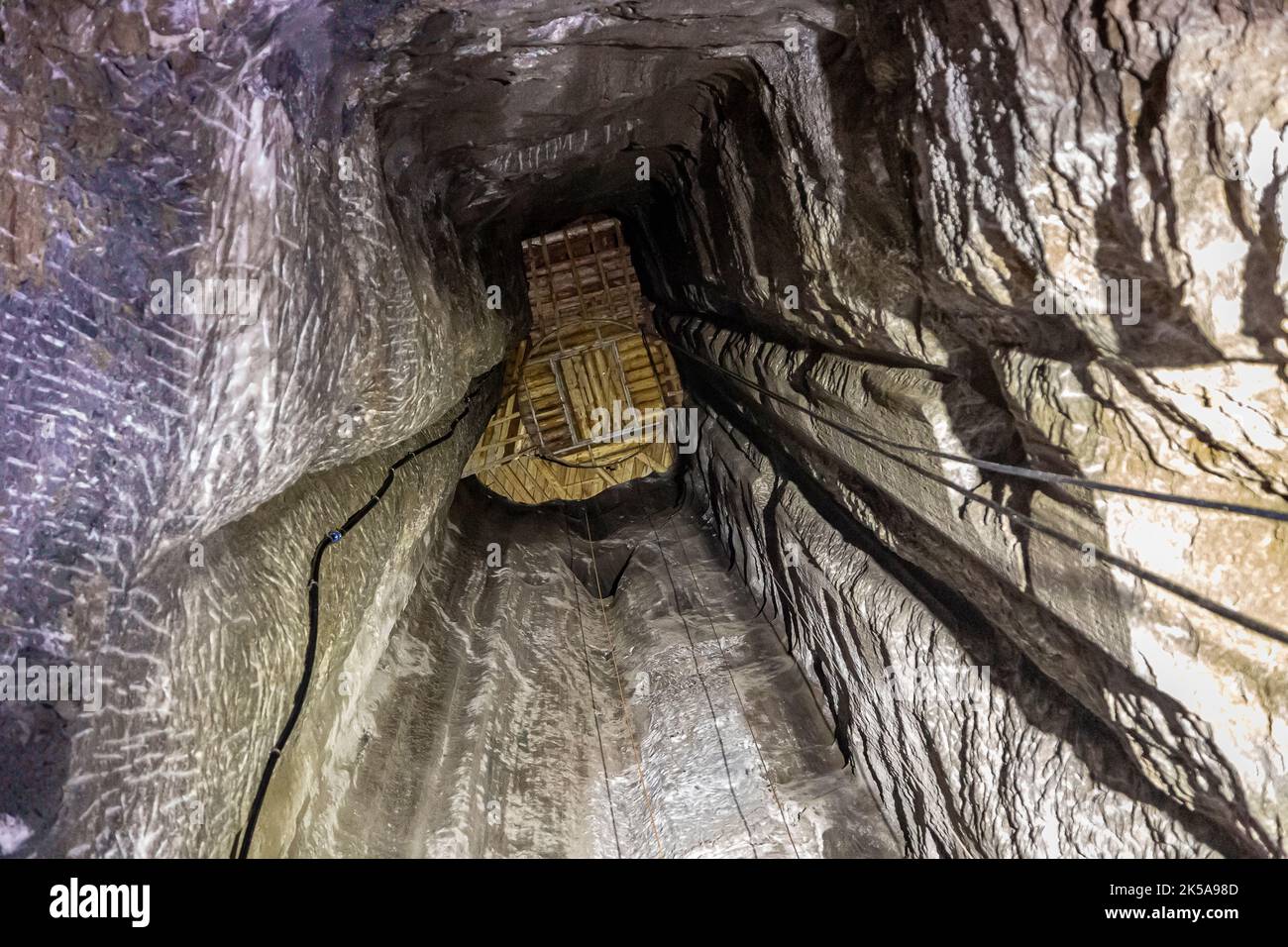 Le puits d'accès à la mine de sel de PRAID sur 19 juin 2021 à PRAID, Harghita. Banque D'Images