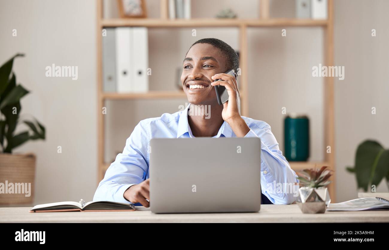 Un homme d'affaires heureux lors d'un appel téléphonique tout en travaillant sur un ordinateur portable au bureau de son bureau. Les professionnels, les professionnels et les responsables de l'entreprise sourient Banque D'Images