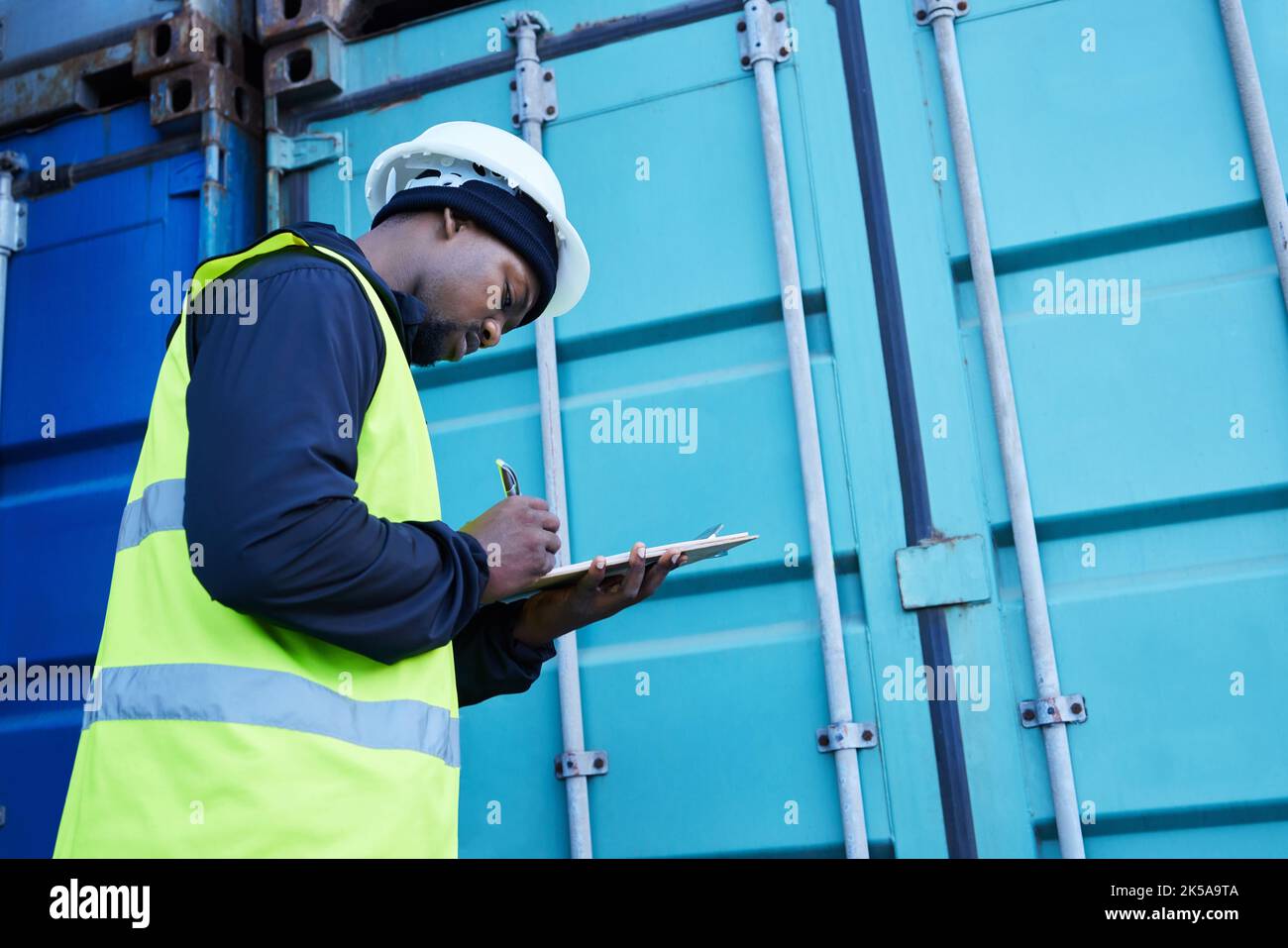 Logistique d'entrepôt, de gestion et d'expédition avec le responsable de l'homme qui rédige la liste de contrôle pour le stock, la livraison et l'inventaire. Fret, chaîne d'approvisionnement et fret Banque D'Images