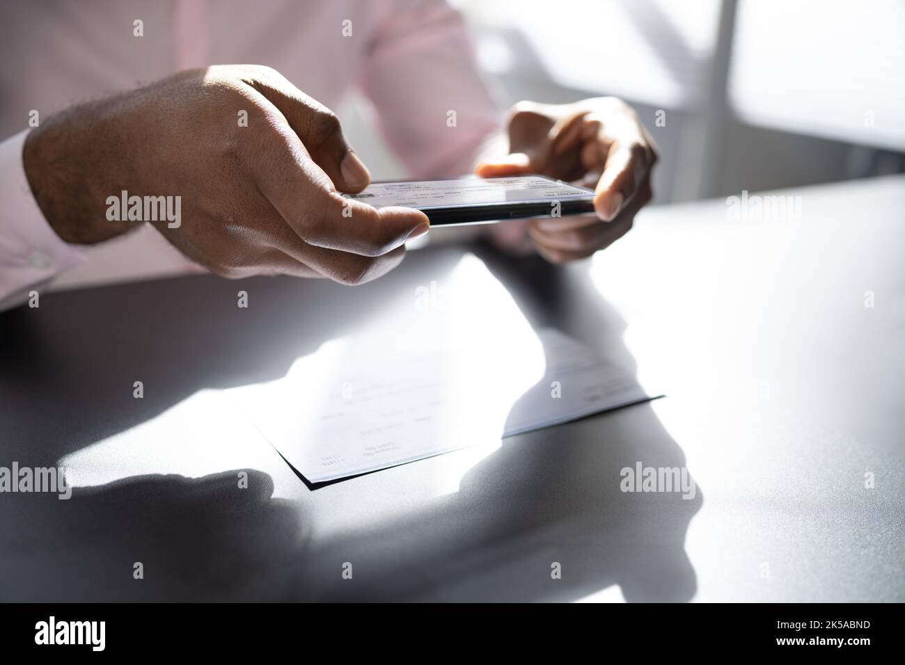 Dépôt de chèques à distance à l'aide de la numérisation de photos mobiles Banque D'Images