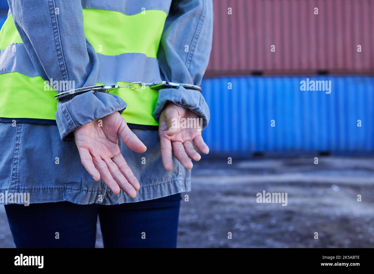Corruption, crime et cargo dans les menottes pour fraude, blanchiment d'argent ou escroquerie de la chaîne d'approvisionnement. Travailleur de la construction, agent de sécurité ou Banque D'Images