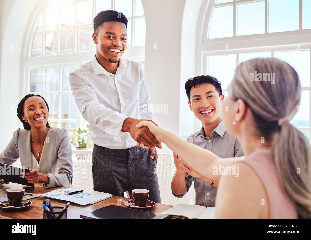 Poignée de main, réseautage et réunion des gens d'affaires au sujet du partenariat d'entreprise au bureau au travail. Des employés marketing heureux qui planifient une collaboration Banque D'Images