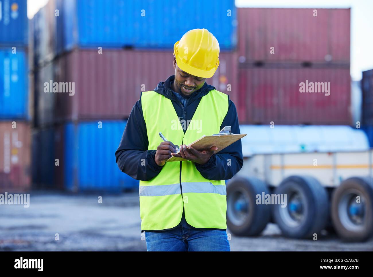Responsable de la logistique, de la chaîne d'approvisionnement et du fret, Black man avec liste de contrôle, gestion de l'expédition de fret ou documents de sécurité de conformité. Fournisseur, industrie Banque D'Images