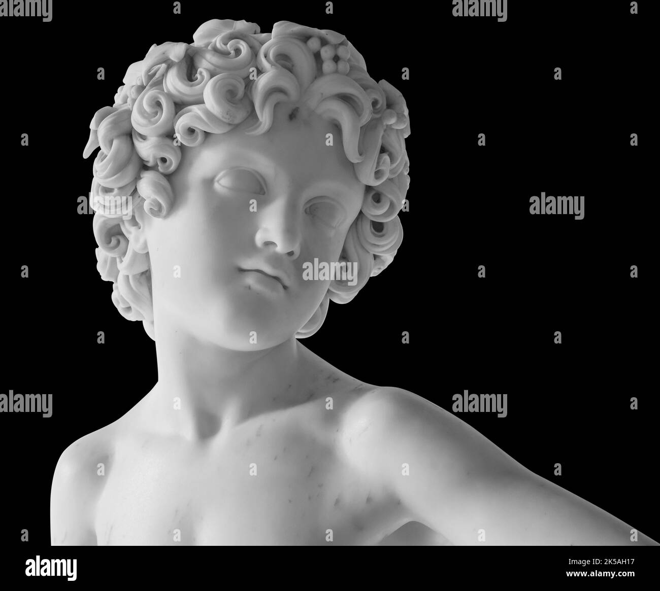 Statue ancienne. Sculpture de Bacchus de Lorenzo Bartolini au Musée de l'Ermitage. Photo isolée de chef-d'œuvre avec masque Banque D'Images