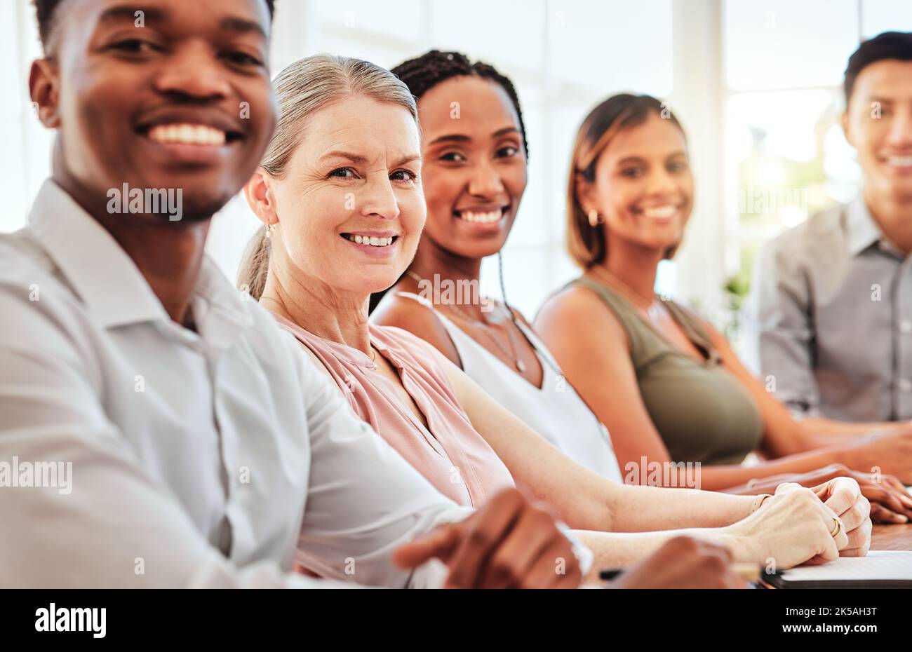 Équipe d'affaires, public et diversité avec des employés heureux assis à table pour une réunion, une formation ou un atelier de collaboration. Portrait des hommes et Banque D'Images