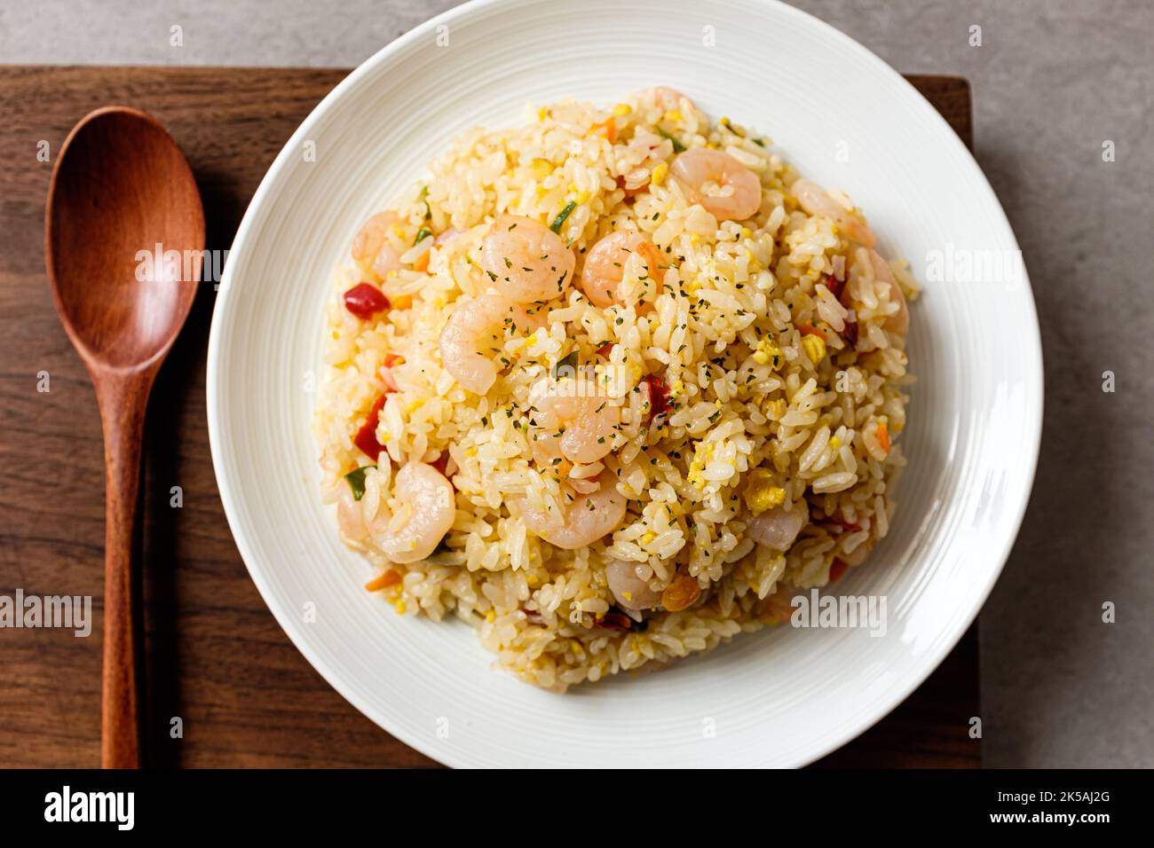 Riz frit aux crevettes avec crevettes, légumes et riz Banque D'Images