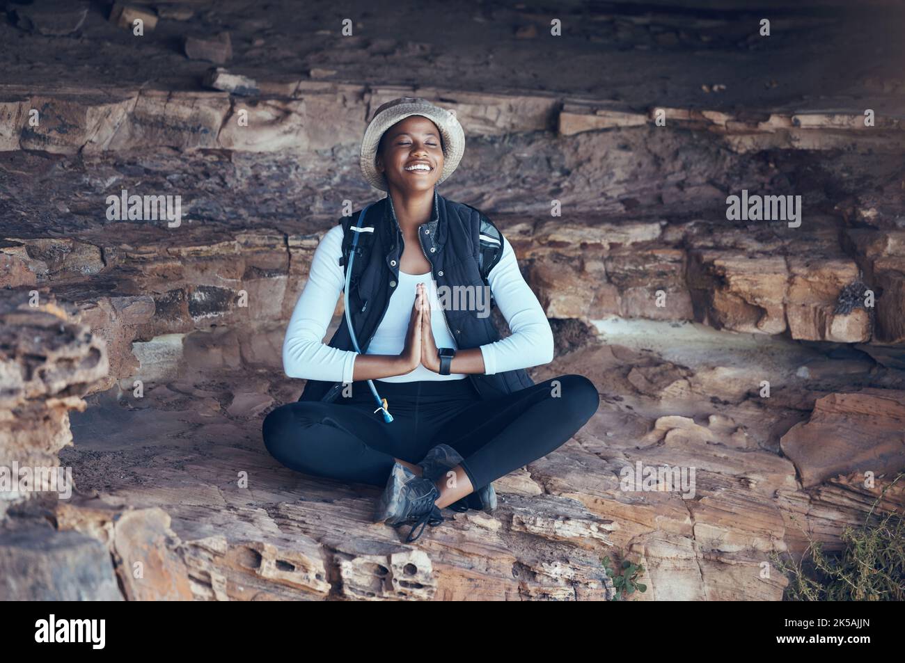 Nature, yoga et femme noire dans la grotte de méditation bouddhiste en Thaïlande, zen, nature et exercice de bien-être. Terre, fitness et culte de montagne par heureux Banque D'Images