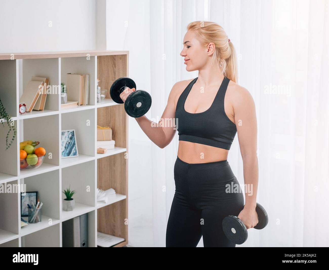 femme sportive et solide qui s'entraîne Banque D'Images