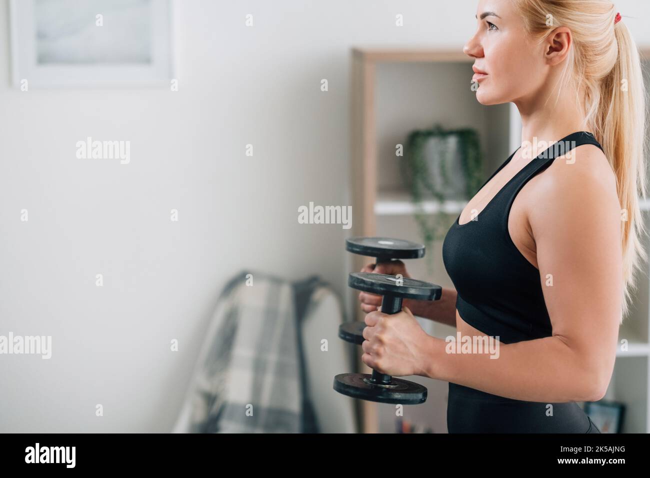 poids fitness motivé femme entraînement à la maison Banque D'Images