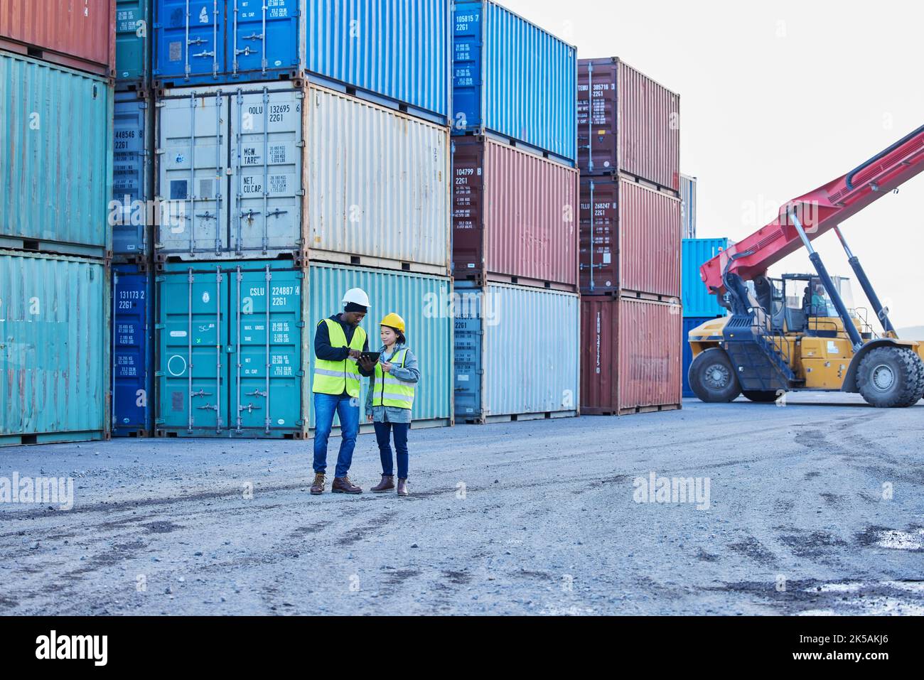 Livraison, logistique et encadrement des chefs d'équipe dans un entrepôt de la chaîne d'approvisionnement de conteneurs à l'extérieur pour l'inspection des stocks. Chariot élévateur, femme et homme noir planification Banque D'Images