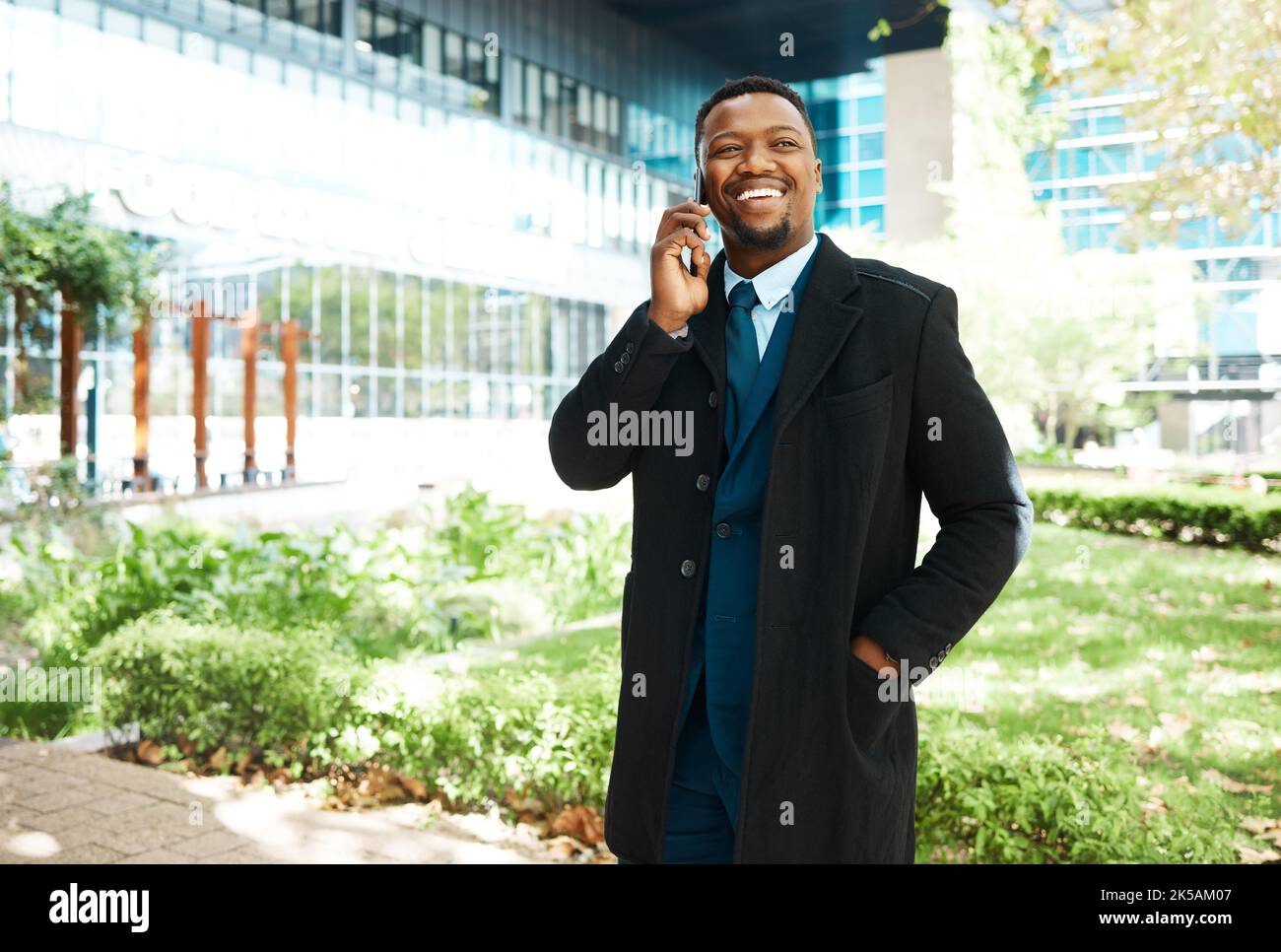 Black man parlant appel téléphonique, affaires urbaines et communication d'entreprise à l'extérieur. Heureux pdg, sourire Manager et entrepreneur africain avec vision Banque D'Images