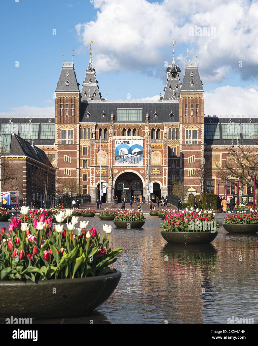 Rijksmuseum avec Tulips Flowers aux pays-Bas Amsterdam Hollande Banque D'Images