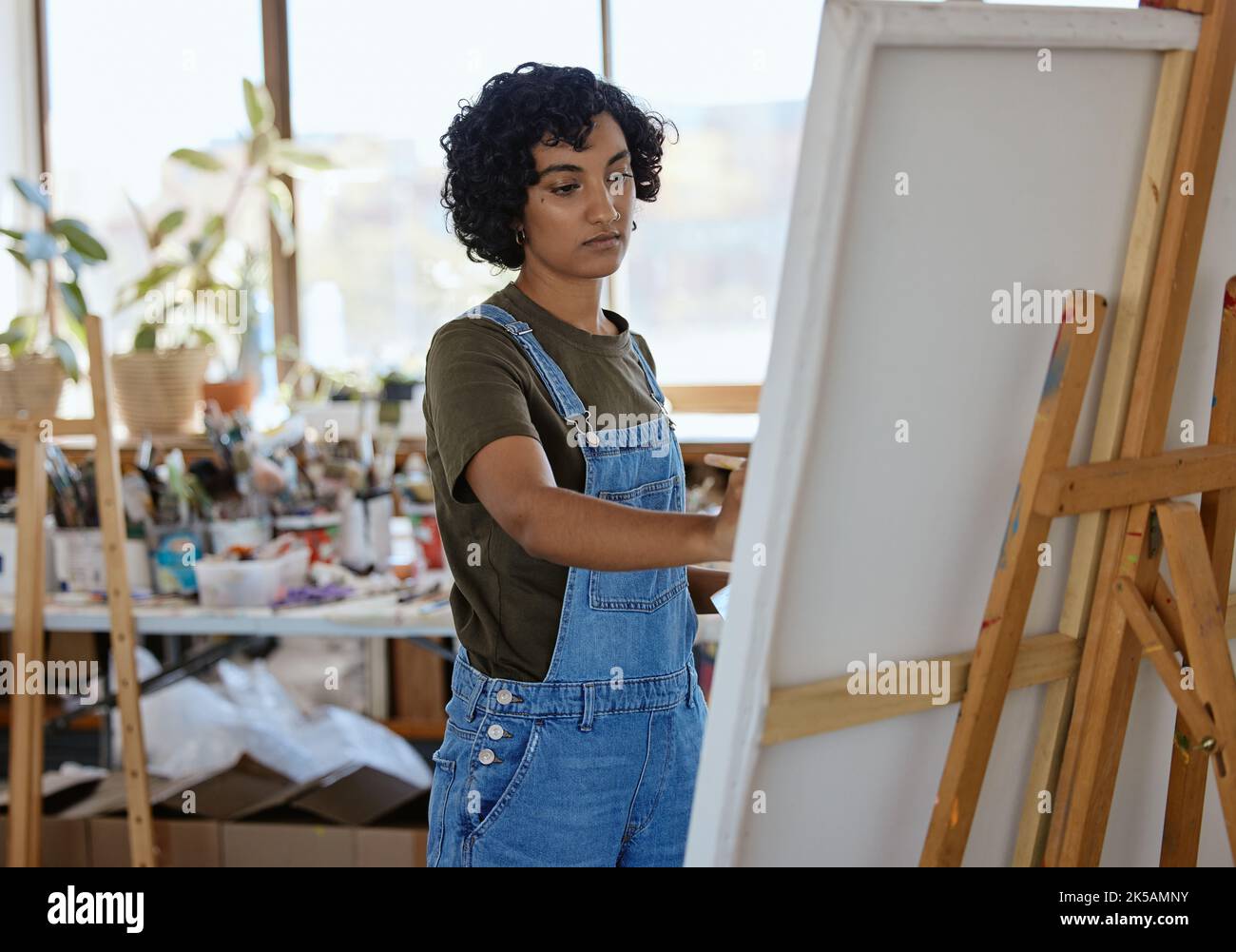 Création, art et femme peinture sur toile dans un studio ou un atelier à domicile. Talent, créativité et étudiant indien, artiste ou concepteur peintre dessin ou Banque D'Images