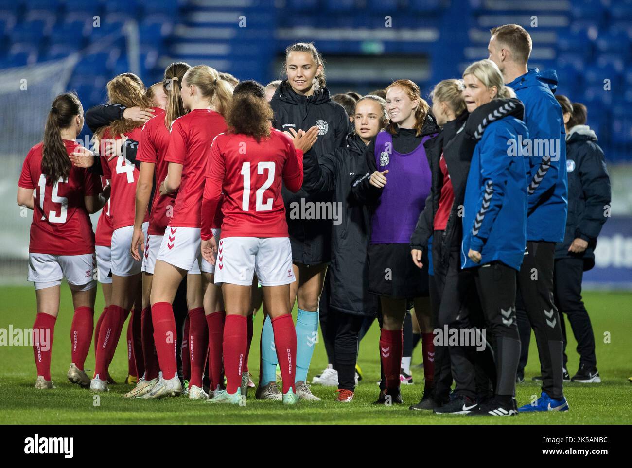 Poprad, Slovaquie, 5th octobre 2022. Les joueurs du Danemark célèbrent la victoire lors du match de qualification des femmes de l'UEFA pour l'Euro 2023 en U19 entre la Slovaquie et le Danemark au Centre national d'entraînement de Poprad, Slovaquie. 5 octobre 2022. Crédit : Nikola Krstic/Alay Banque D'Images